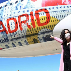 Isabel Díaz Ayuso ayer, en la presentación de un avión de Iberia con la imagen de Madrid. FERNANDO VILLAR