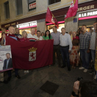 Los candidatos de Vox arrancaron la campaña en la plaza de Guzmán. FERNANDO OTERO