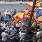 Manifestantes de ultraderecha a las puertas del Teatro Micaelet de Valencia