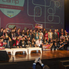 Arriba, los ganadores de los CyberOlympics reciben los premios. F. OTERO PERANDONES/DL