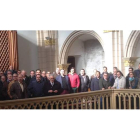 Foto de familia del primer grupo de cofradías que visitó las obras del Museo de Semana Santa ayer en la capital. SECUNDINO PÉREZ