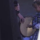 Imagen de una niña con una pandereta en La Virgen del Camino.
