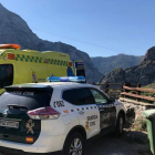 La Guardia Civil y una ambulancia en la zona del accidente. DL
