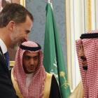 El rey Felipe VI es recibido por el monarca saudí Salman bin Abdelaziz, en Riad (Arabia Saudí).