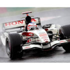 El piloto brasileño Rubens Barrichello pilota un monoplaza de Honda en 2006.