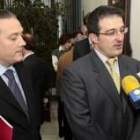 El político y prologuista de la obra, Alfredo Prada; y Arsenio García