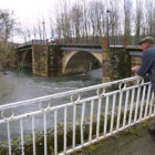 La restauración de este puente en Cacabelos crea debate.