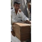Un iraquí sostiene el ataúd de un familiar asesinado.