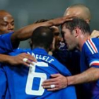 Zidane recibe la felicitación de sus compañeros tras marcar con Francia contra Israel