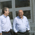 El presidente de la multinacional Inditex, Pablo Isla (i), y su fundador, Amancio Ortega