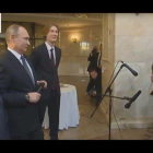 Putin cantando con un estudiante durante su visita a la Universidad de Moscú.