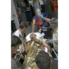 Uno de los agentes heridos es introducido en una ambulancia