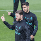 Sergio Ramos durante un entrenamiento junto a Marco Asensio. RODRIGO JIMÉNEZ