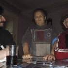 Gancedo, entrevistando al matrimonio formado por los gallegos Josefa Amboroa y José Fernandez Canosa.