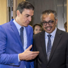 Pedro Sánchez, con Tedros Adhanom, ayer en Ginebra. MARTIAL TREZZINI