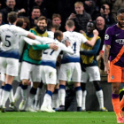 Sterling, del Manchester City, se lamenta mientras los jugadores del Tottenham celebran el 1-0. NEIL HALL