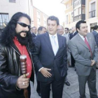 El alcalde de Oencia con Riesco y el presidente comarcal.