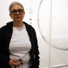Dora García ante una de las obras que expone en el Reina Sofía. RAQUEL P. VIECO