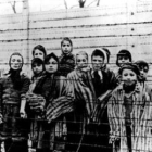 Imagen de unos niños judíos en el campo de concentración de Austchwitz.