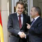 Zapatero saluda al presidente canario Paulino Rivero, a su llegada al Palacio de La Moncloa.