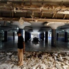 Un ciudadano pakistaní contempla los restos del templo de Data Darbar.