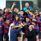Los jugadores del Barcelona reciben la copa tras ganar la final del Mundial de Clubes de Abu Dabi.