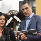 Pedro Sánchez durante su visita al grupo de investigación Robotics Lab de la Universidad Carlos III de Madrid, ayer. BORJA PUIG DE LA BELLACASA