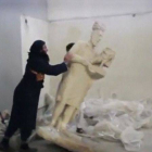 Miembros del Estado Islámico destruye estatuas de Níniveh en el museo de Mosul.