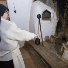 Visitación, la superiora de la congregación, muestra una cocina intacta del siglo XVI, con sus hornos y útiles.