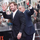 El actor australiano Chris Hemsworth saluda a sus admiradores a su llegada al estreno de la película Tyler Rake 2, este miércoles en Madrid. J.P.GANDUL