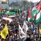 Miles de manifestantes se enfrentaron ayer al ejército israelí violando el toque de queda