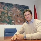 El alcalde de Villaquilambre, delante de la fotografía aérea del territorio del municipio.