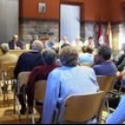 El concejal Javier Martino, en el centro de la mesa, presidió el homenaje