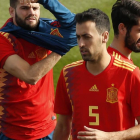 Sergio Busquets, junto con Isco y Nacho, antes de posar para la foto oficial con la nueva camiseta.