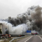 Vista del incendio que ha causado daños muy graves en la planta principal de la empresa cárnica Campofrío en Burgos, en el polígono industrial de Gamonal-Villayuda, aunque no se ha producido ningún herido