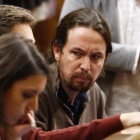 Pablo Iglesias mira con reproche a Íñigo Errejón en el Congreso.