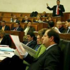 El presidente Herrera escucha la intervención de Otero durante el Pleno