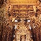 Con sus tonos dorados, el tabernáculo y el baldaquino de la catedral son un conjunto espectacular