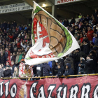 Aficionados de la peña Orgullo Cazurro ondean su bandera en el Reino de León.