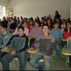 Los alumnos asistentes a la primera conferencia celebrada ayer