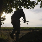 Imagen de un militar ucraniano a punto de lanzar un dron hacia posiciones rusas. ALEX BABENKO