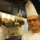 Miguel Estrada y José Manuel Mella son los responsables de los fogones en la cocina del restaurante