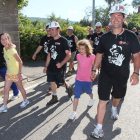 Albano Gonçales y Roberto Fernández, apoyados por sus hijas a su llegada ayer por la tarde a La Magdalena, donde les esperaban las familias.