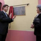El alcalde, Carlos López Riesco, tras descorrer la placa de homenaje en presencia de la viuda