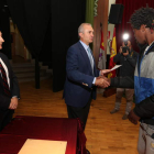Temboury y Martín Baena entregaron los diplomas en el Ipove por parte de Endesa.