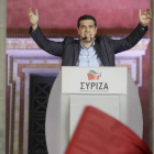 El líder de Syriza, Alexis Tsipras, celebra exultante el resultado electoral ante sus seguidores