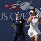 Garbiñe Muguruza devuelve un golpe a Magdalena Rybarikova en tercera ronda del Abierto de Estados Unidos.