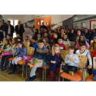 Los niños de Cabreros del Río que recibieron ayer del Ayuntamiento las ayudas a la escolarización.