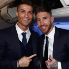 Ronaldo y Ramos, en el avión que trasladó al equipo blanco desde Madrid a Yokohama.