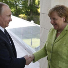 Putin da la bienvenida a Merkel a su llegada a Sochi.